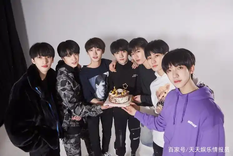 tf家族三代合照来了 网友:李飞又要来抢钱了