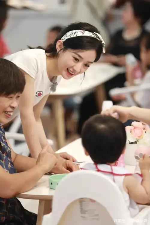 冯绍峰带儿子探班赵丽颖2岁想想身高到大人腰母子玩耍感情好