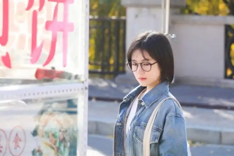 李兰迪新剧短发牛仔衣眼镜造型好乖##李兰迪一路朝阳新剧照