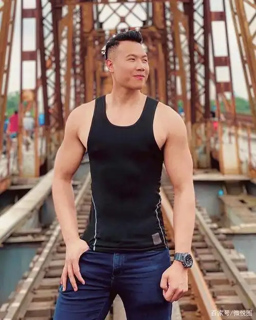 高壮肌肉男帅气有型随时随地练身材凹造型满屏的荷尔蒙