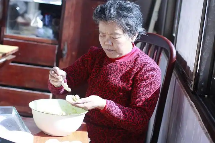 老妈包饺子.
