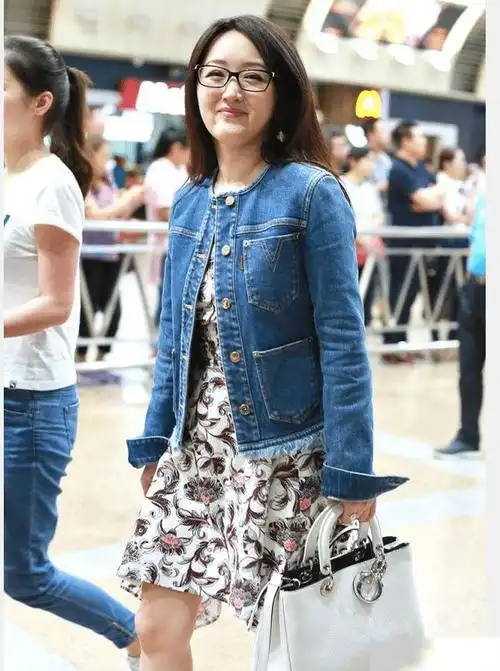 50岁杨钰莹近照曝光,面部发福身材臃肿,冻龄女神真的老了!