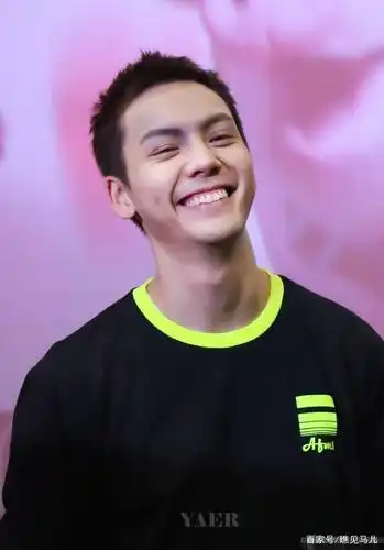 陈伟霆的笑治愈了情人节的孤单,默默奉献的艺人传递正能量!