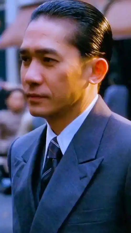 穿西装打领带的梁朝伟简直帅呆了