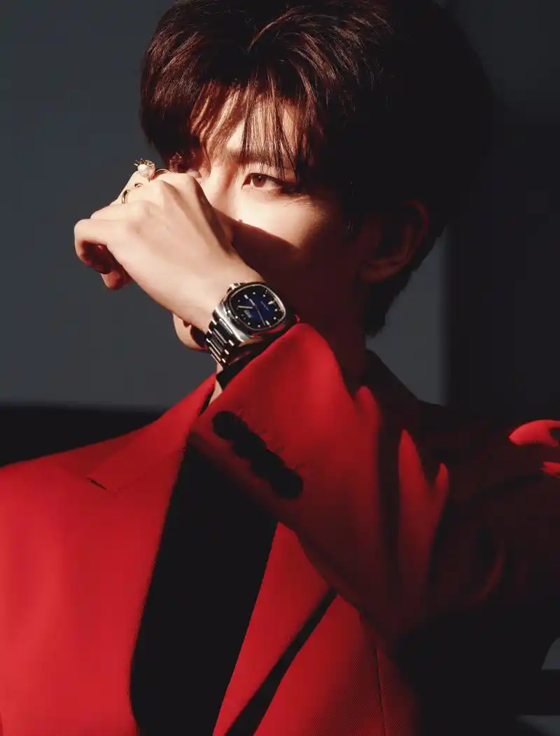 任嘉伦一身红色西装亮相,为寒冷的冬天注入了一抹炽热的色彩.