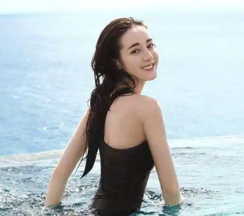 看了迪丽热巴和关晓彤的泳照对比,怪不得鹿晗选择关晓