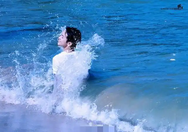 炎热天气让人难受易烊千玺大佬这组照来帮你降温大佬泳技不错