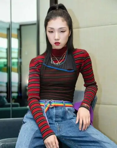 yamy粉色卫衣配短裙大秀美腿,嘟嘴卖萌却被调侃:鼻孔