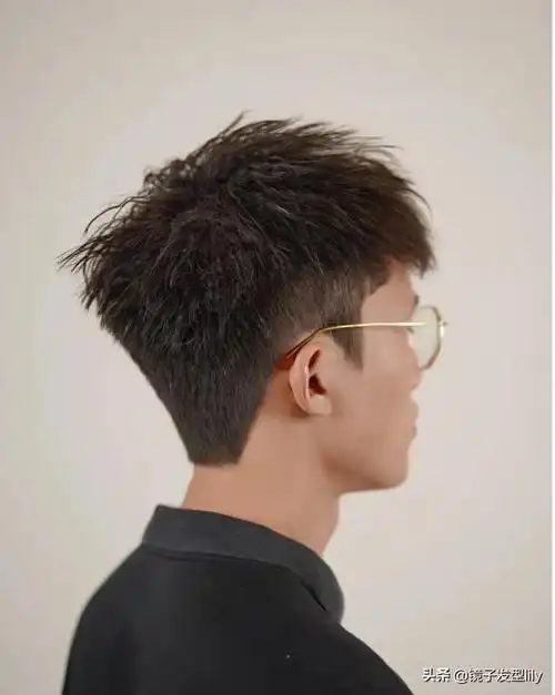 发型男2020潮流图片(16款发型为你演绎)(5)