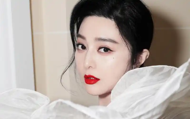 眼神好的会发现一些新东西,泪痣,范冰冰受邀出席aston martin amfar