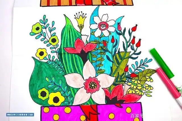 打开纸张,在折叠起来的空白部分上,画上美丽的花卉.