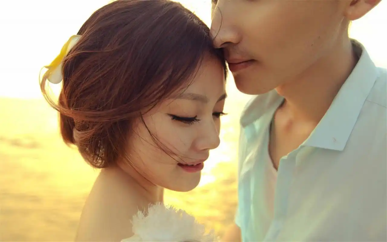 唯美夕阳下情侣海边写真高清壁纸图片