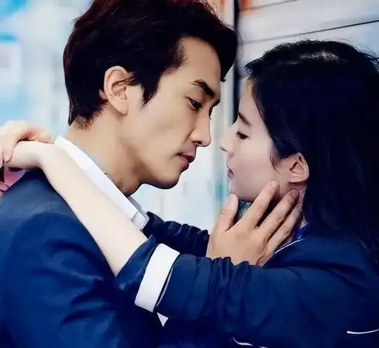 而刘亦菲和宋承宪确实意外,两个人合作《第三种爱情》,这部剧似乎大家