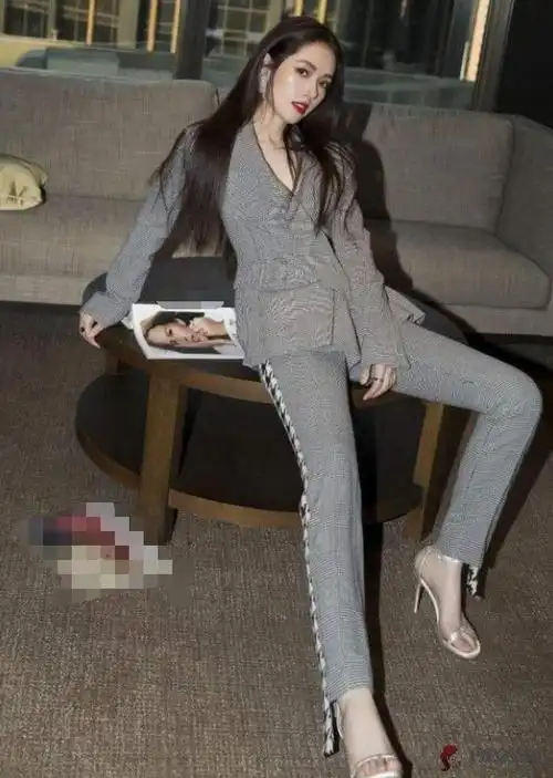 郭碧婷婚后不忘扮清纯,卫衣搭仔裤秒变大学生,长发飘飘美回