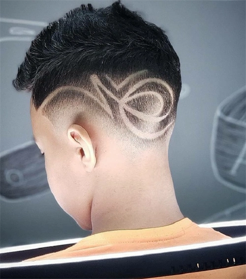 小男孩铲青雕刻 夏季酷炫潮童发型_儿童发型 - 美发站