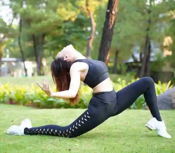 女神王丽坤也是瑜伽高手练起空中瑜伽美爆了身姿曼妙令人心动