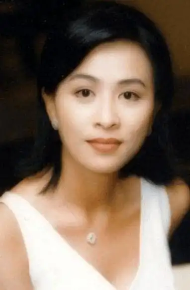 52岁刘嘉玲脖子吻痕大方露出年轻时太美难怪梁朝伟把她宠上天