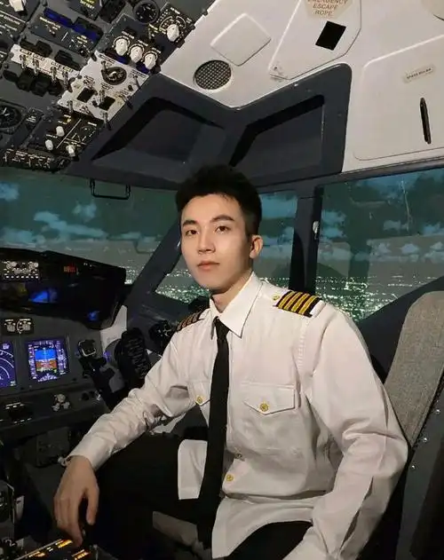 高大帅气的正装飞行员,这五官也太斯文了!