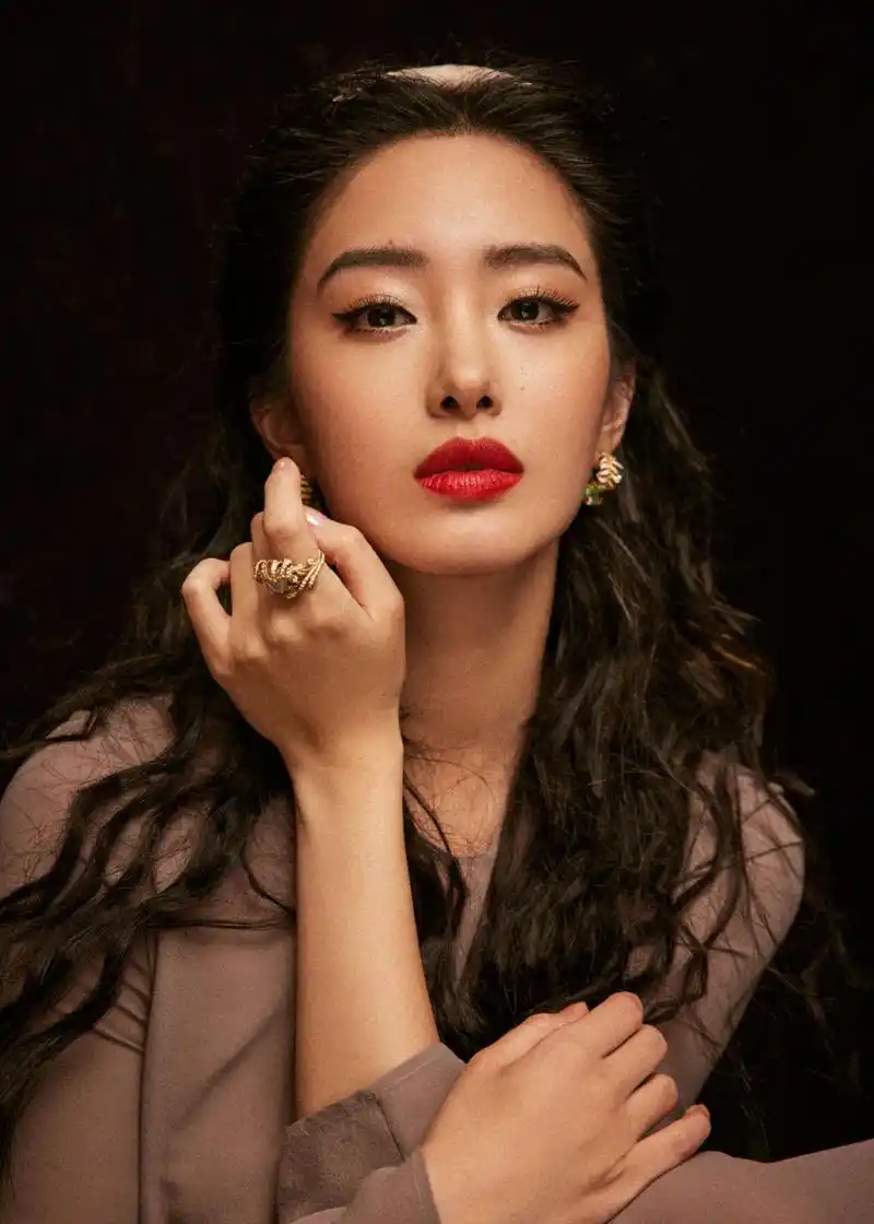 婀娜身姿,披肩美发,杨采钰时尚写真演绎东方女性柔美魅力