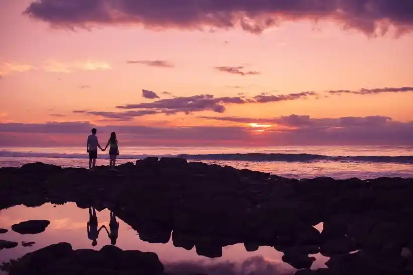 夕阳下恩爱的情侣图片第2张