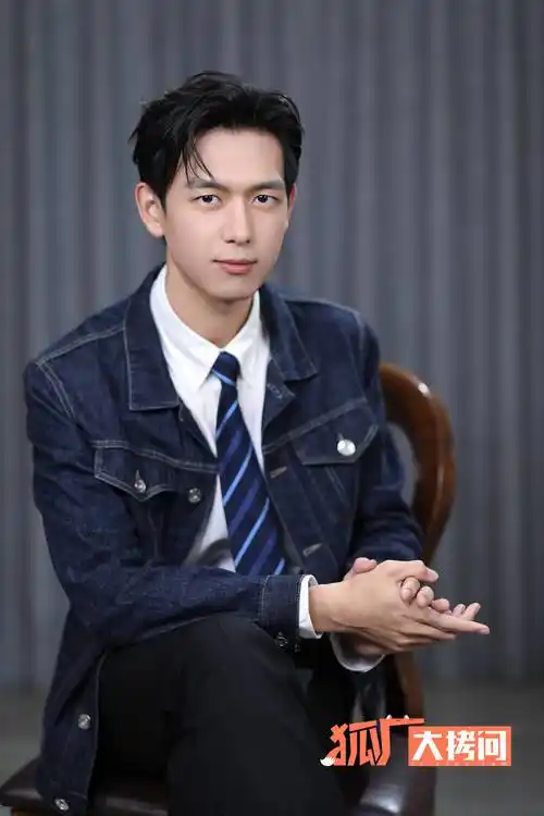 李现:虽然这个戏是2022年9月份开机,但其实我2021年的夏天就已经第一