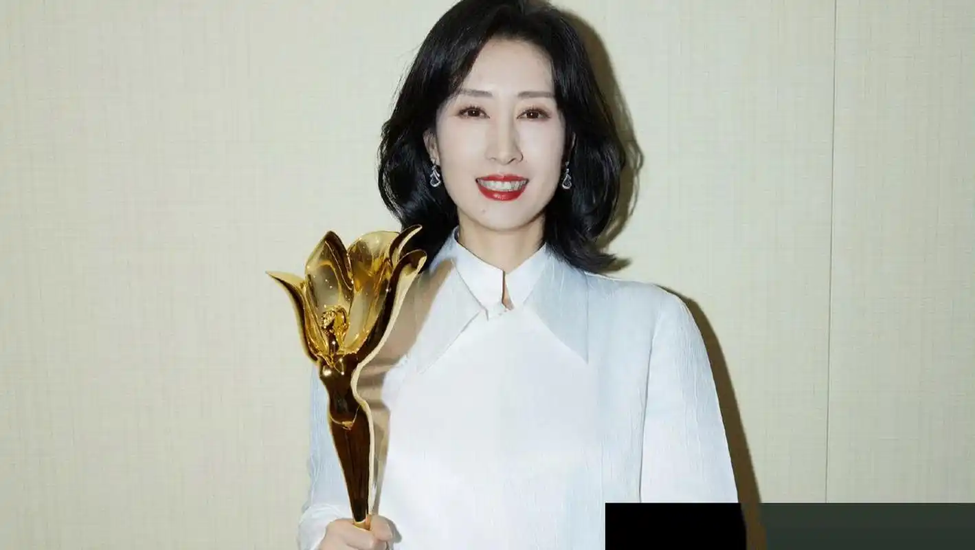 刘敏涛白色新中式旗袍彰