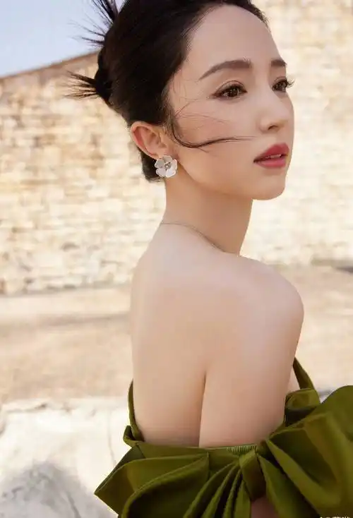 董璇绿色抹胸装性感写真大秀好身材,董璇身材依旧火辣!