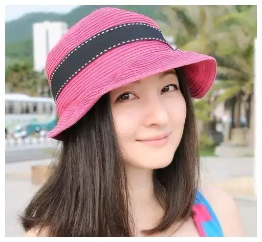 15岁那年方芳就是首届南通十佳歌手,是年纪最小的选手.