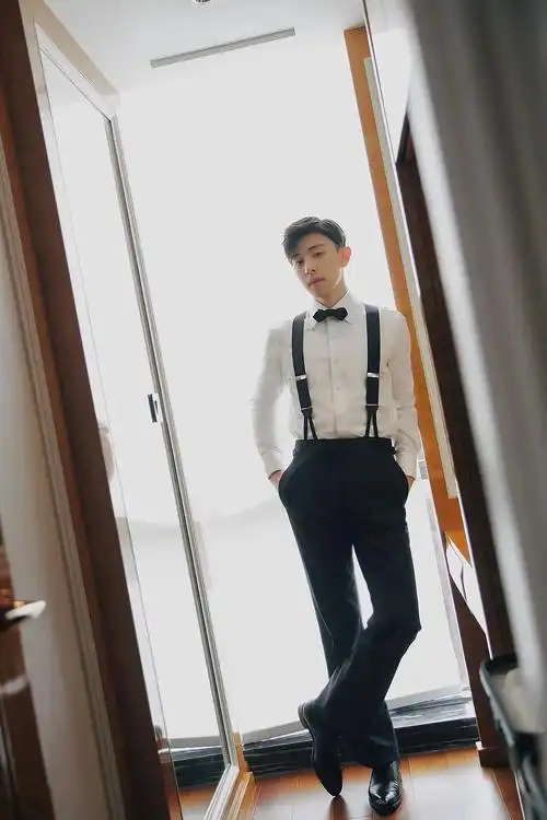 184cm邓伦身材太惹眼!奢华宫廷风上线,黑色长裤盖不住大长腿