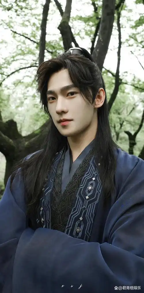 杨洋被称为古偶界天花板,军艺出身,顶流实力不容置疑