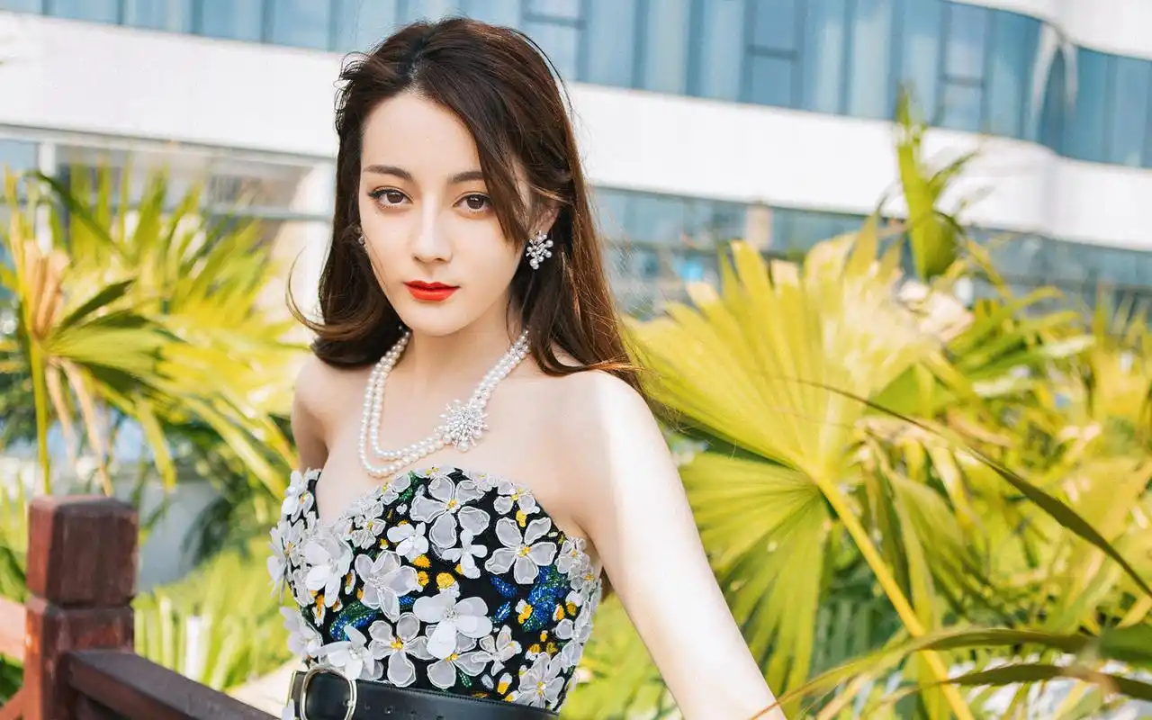 迪丽热巴抹胸性感高清桌面壁纸