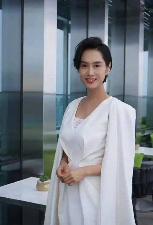 20岁出道,24岁成大众女神,如今52岁,生图仍艳压一众小花_朱茵便_女性