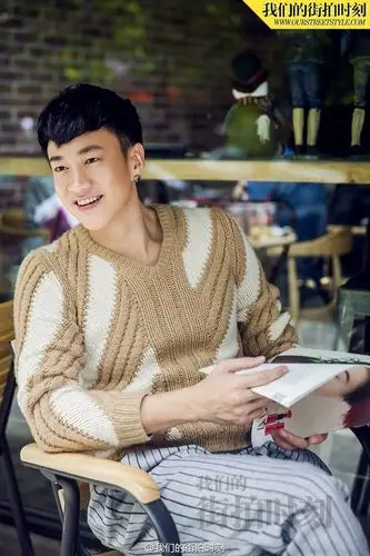 何润东冷冽秋日上演温暖"笑容杀",网友:满屏大长腿才是重点