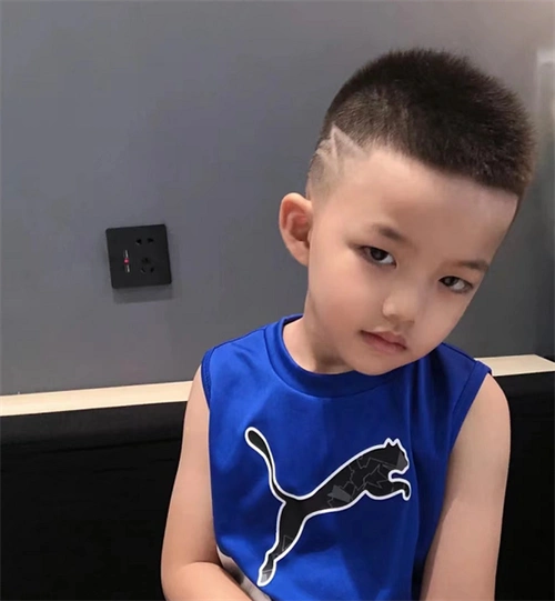 小男孩发型铲青雕刻 打造酷帅小潮童_儿童发型 - 美发站