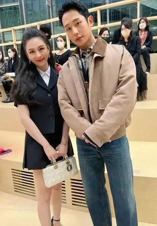 还有韩国艺人丁海寅,前exo成员吴世勋的合照.