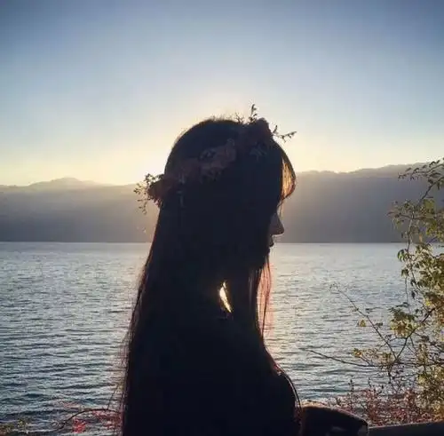 奔跑的女孩背影头像图片唯美_头像图片_扣扣乐园