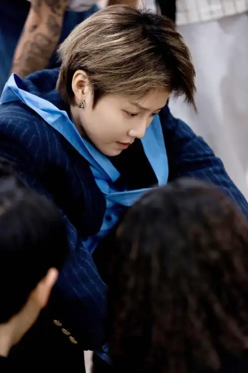 刘雨昕最新照片丨蓝色廓形西装外套搭配阔腿裤,内搭同色系法式衬衫