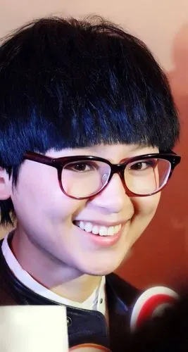 周笔畅高清写照主题手机壁纸744*1392