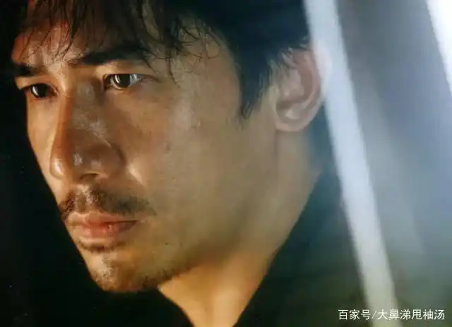 59岁梁朝伟晒冲浪帅照!穿紧身衣矫健似小伙,网友:荷尔蒙爆棚