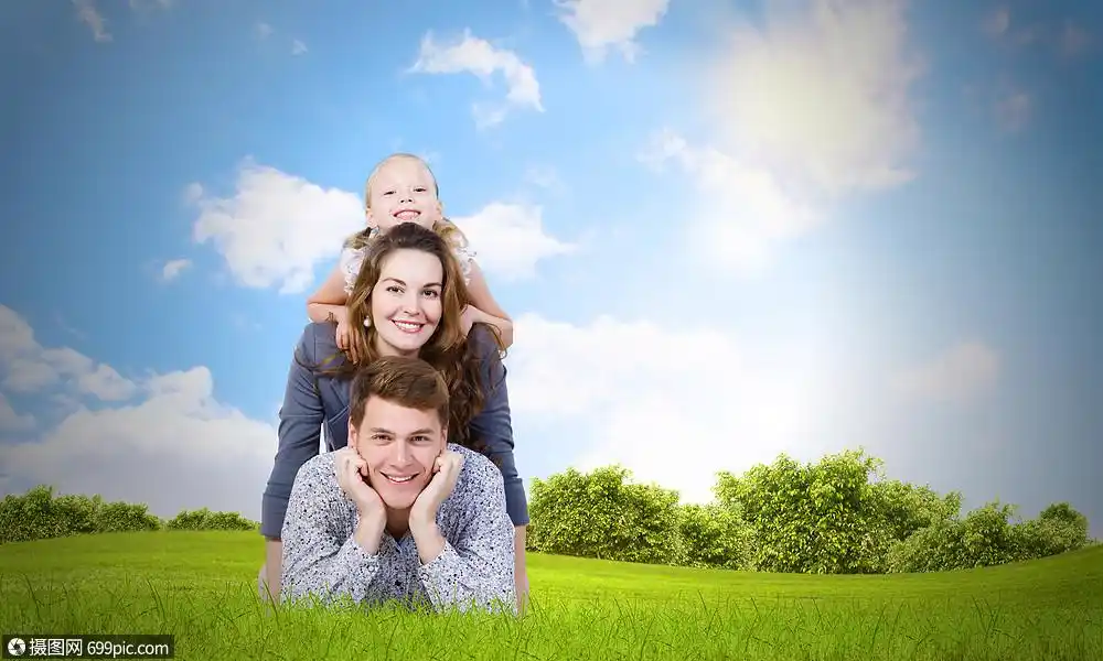 轻的家庭幸福的三口之家躺绿色的草地上女人户外的