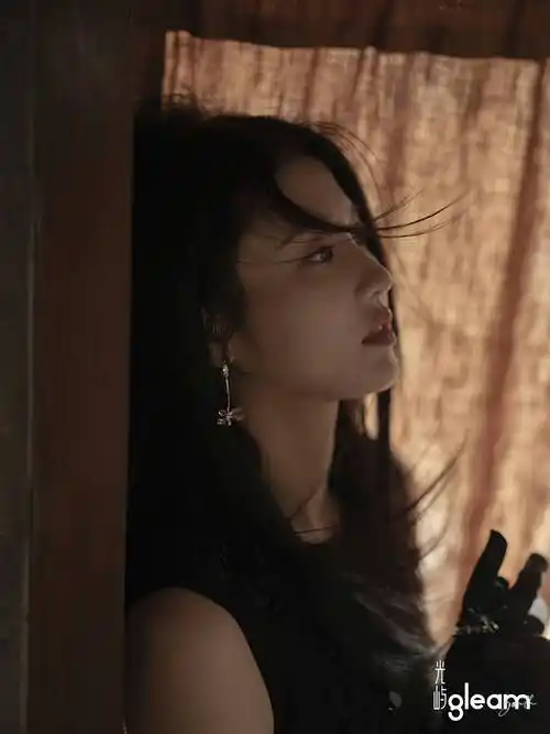 张慧雯春日杂志大片上线 首次尝试新中式风格