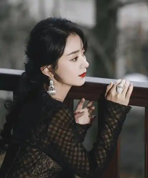 赵丽颖活动造型写真曝光,一套时尚开衩裙秀出修长美腿,尽显时尚.