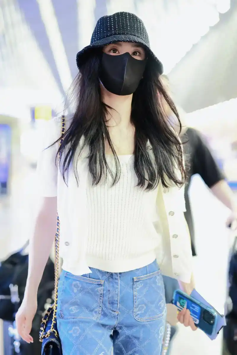 刘诗诗机场街拍,身穿白色开襟衫与蓝色牛仔裤,潇洒而优雅!