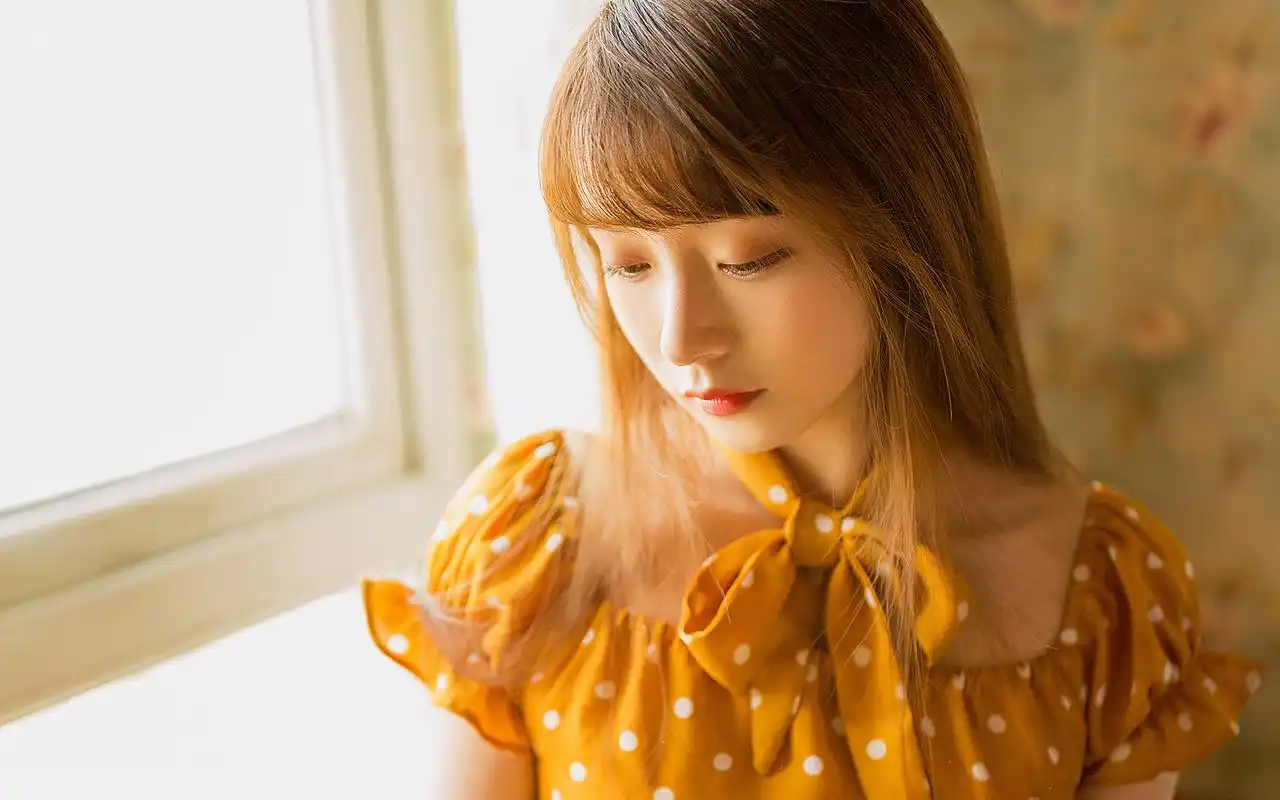 清纯金发美女养眼高清桌面壁纸