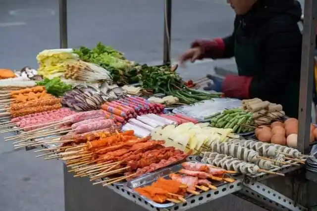 摆摊吗?地摊热度不减,低成本创业的出路何在