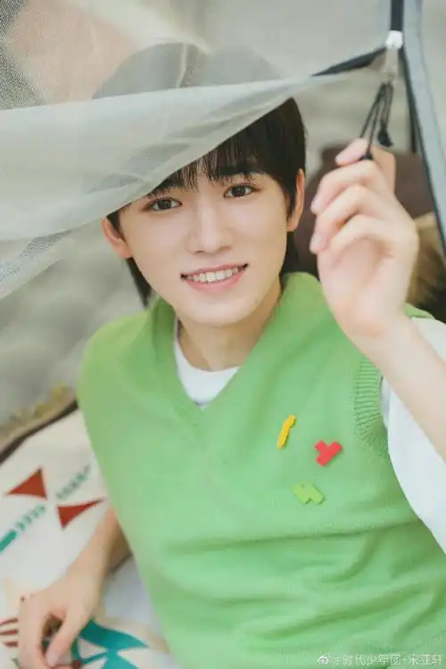 宋亚轩晒九宫格告别八月最后一天##宋亚轩夏日薄荷绿穿搭造型