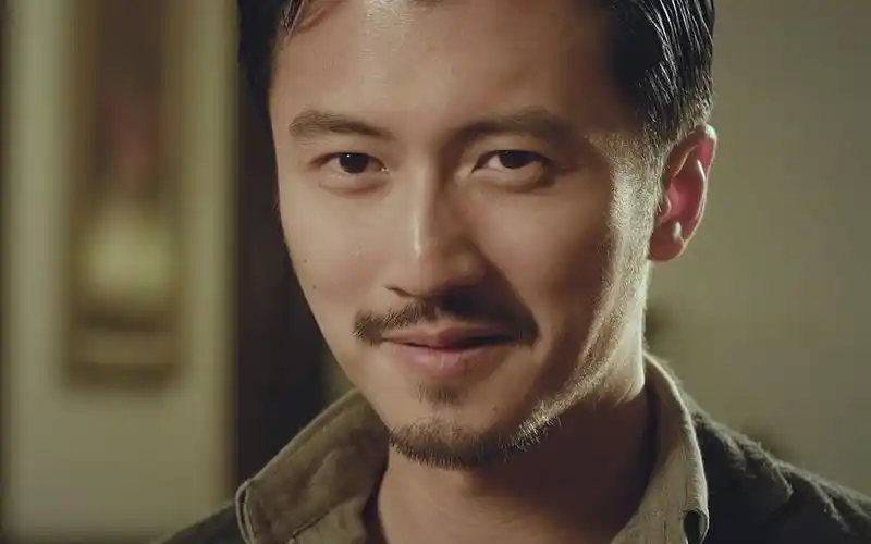 看看谢霆锋18岁到40岁的变化,20年过去了,依旧是又帅又酷