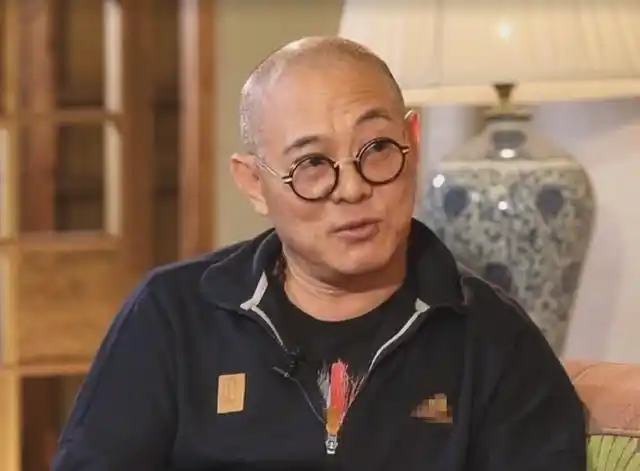 李连杰光头驼背显沧桑曾为爱情净身出户却被网友说是世纪渣男