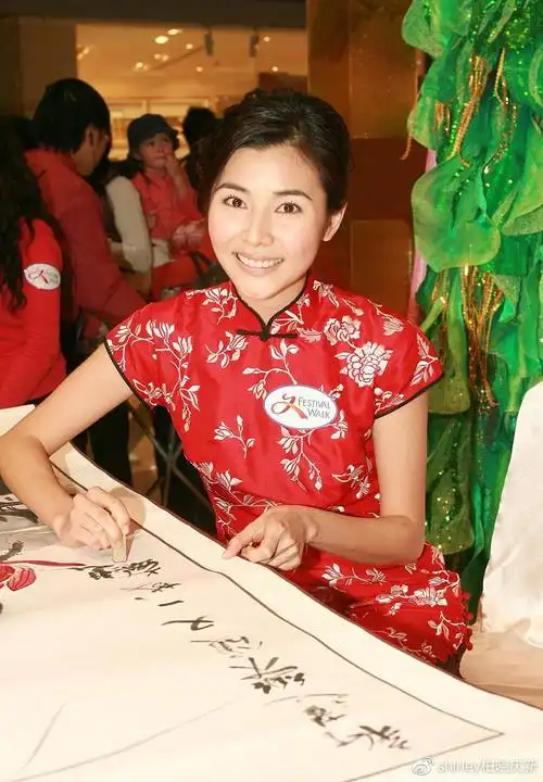 郑伊健70后妻子真漂亮穿镶绿水晶的黑礼服裙美得好优雅