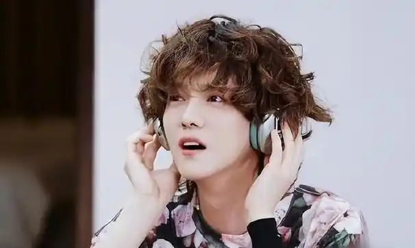 34岁鹿晗带货引热议,脸肿成"老嫂子",网友:撞脸65岁刘雪华